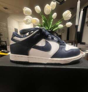 Nike Dunk Low Midnight Navy Retro Sneakers
2 youth/ 3.5-4 women